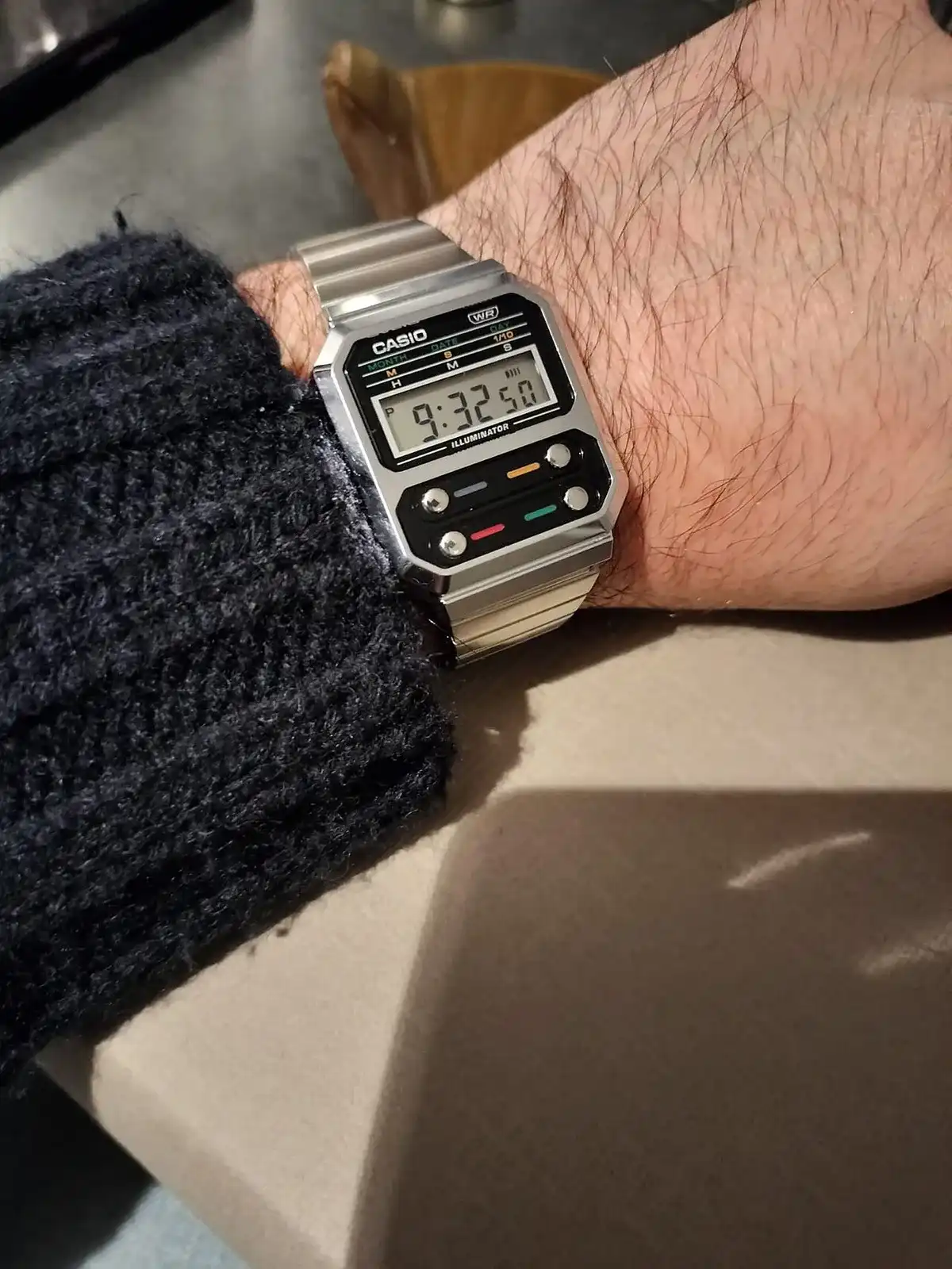 Casio A100 de acero en la muñeca, con la pantalla digital marcando la hora