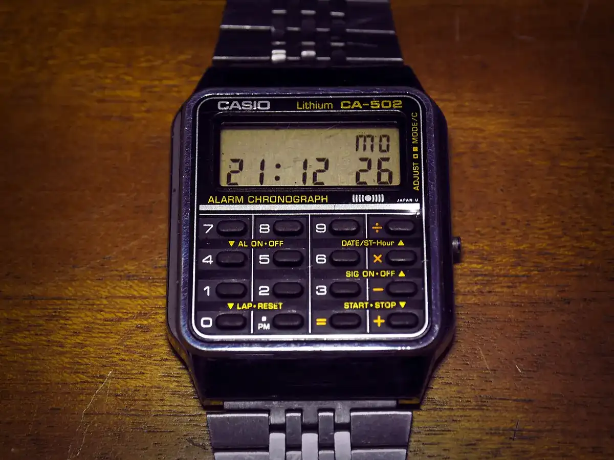 Casio CA-502 de 1984 con calculadora, teclado numérico bajo la pantalla y correa de acero