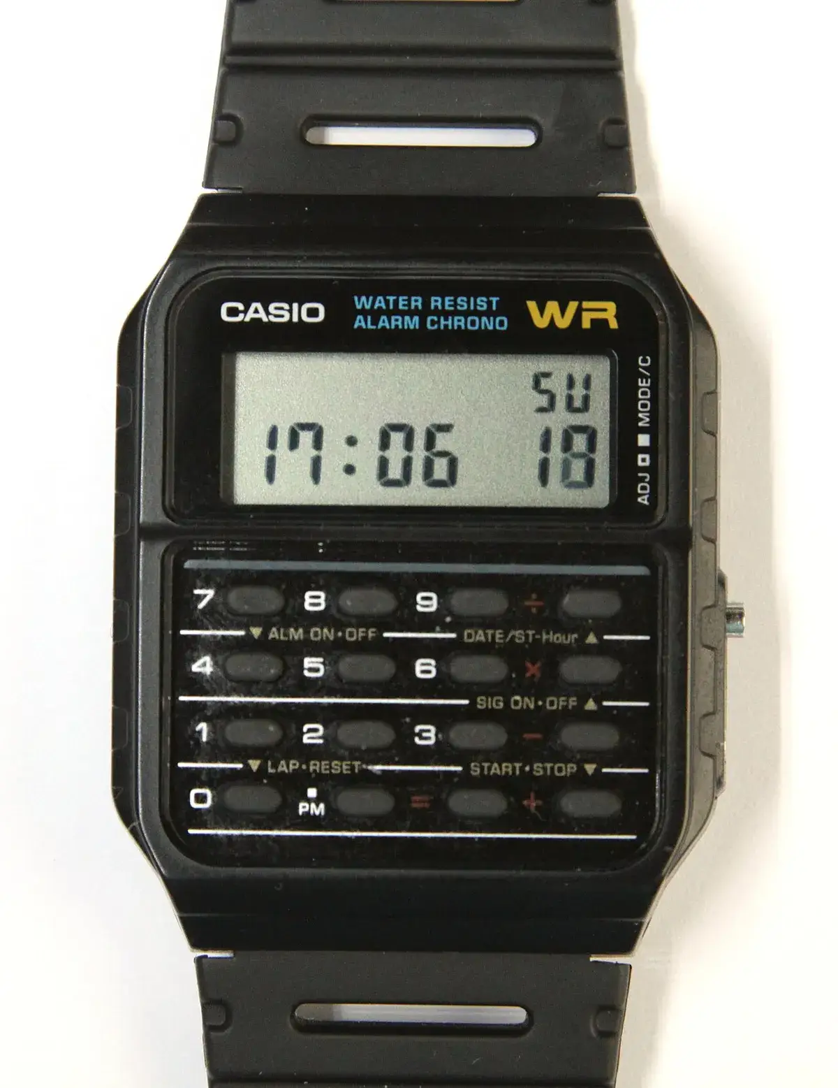 Casio CA-53W negro con calculadora: teclado numérico bajo la pantalla de la hora