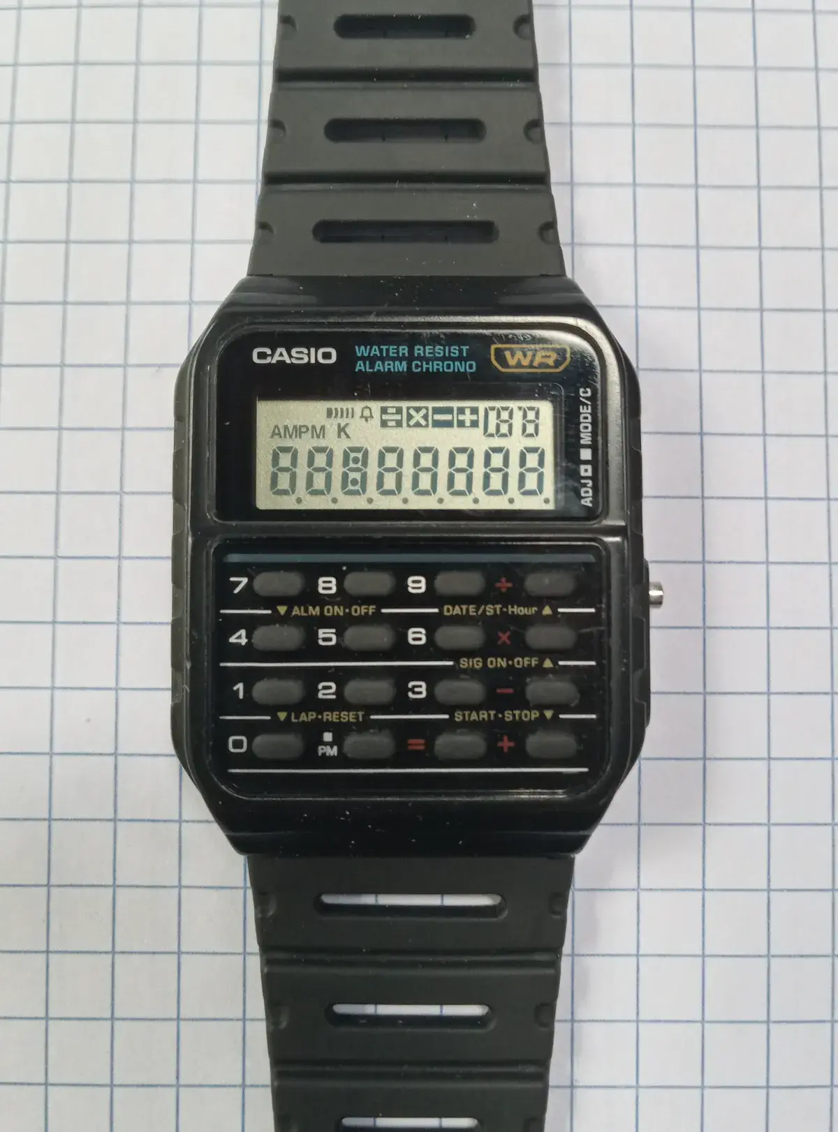 Casio CA-53W negro en modo de prueba, con todos los segmentos de la pantalla encendidos