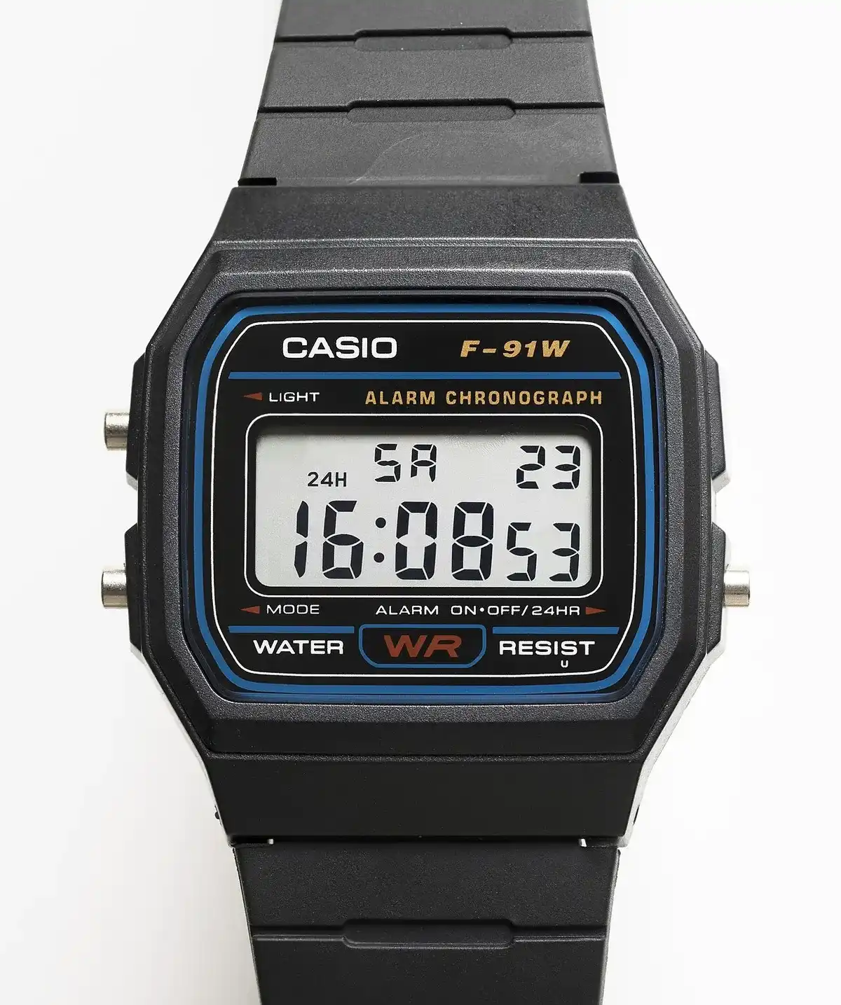 Reloj digital que copia al Casio F-91W, con la esfera y la correa negras