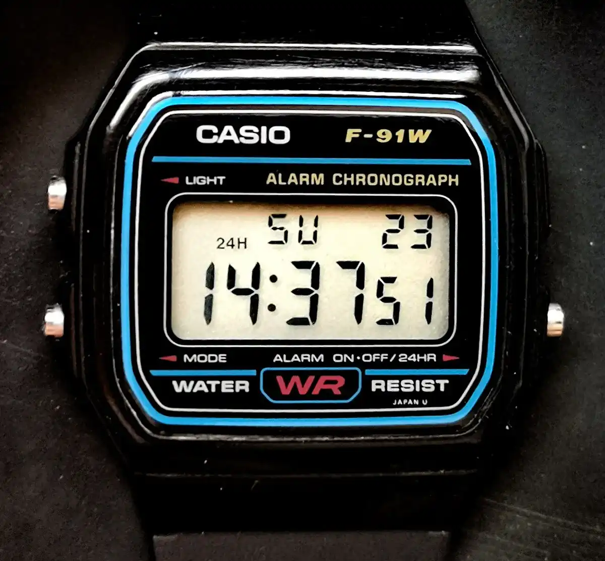 Casio F-91W fabricado en Japón en 1989, con la esfera negra y la correa de resina