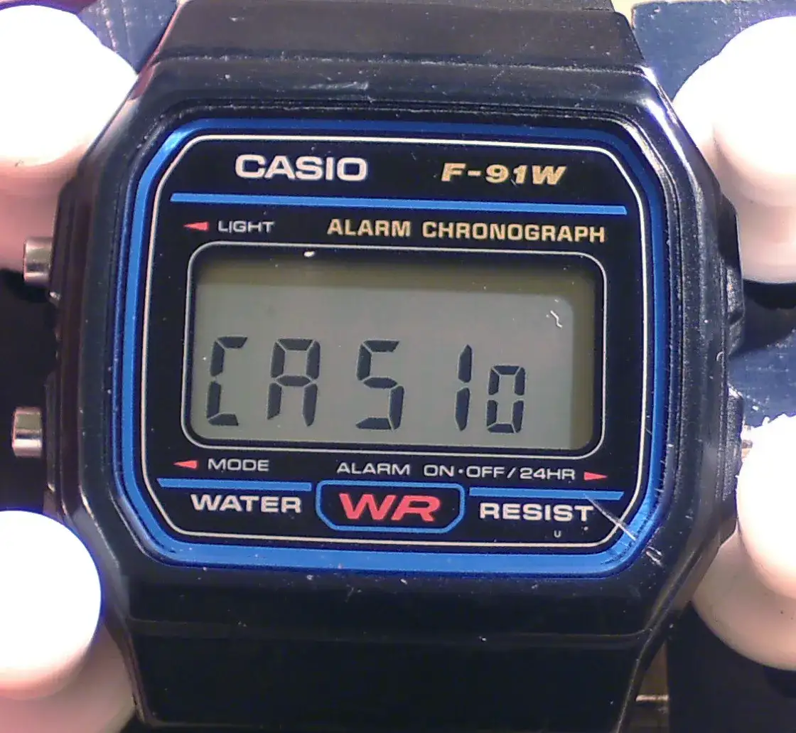 Pantalla de un Casio F-91W mostrando la palabra CASIo tras mantener pulsado el botón derecho