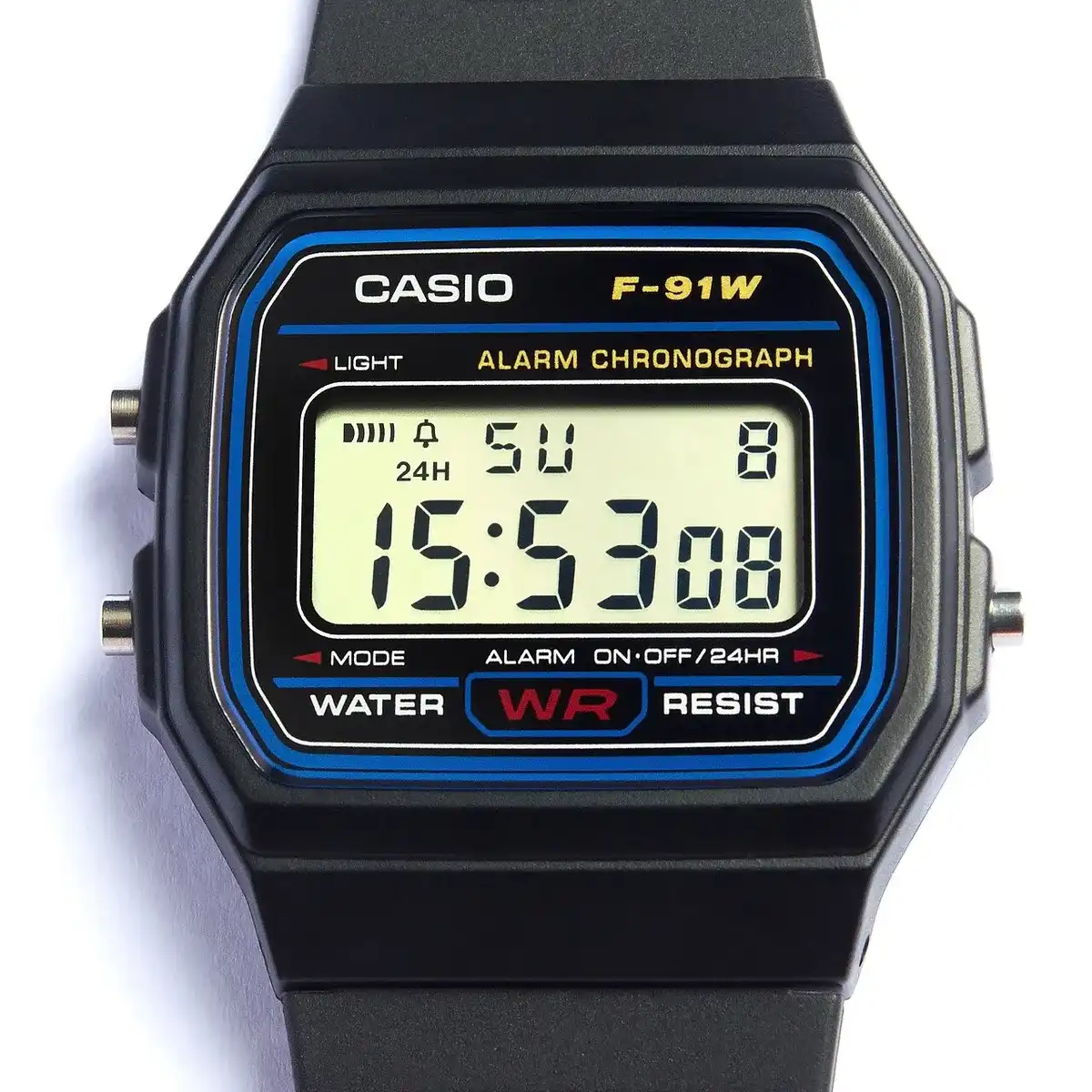 Casio F-91W negro visto de frente con la pantalla marcando la hora