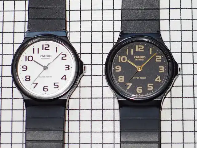 Dos Casio MQ-24, uno con esfera blanca y otro con esfera negra, con correa de resina