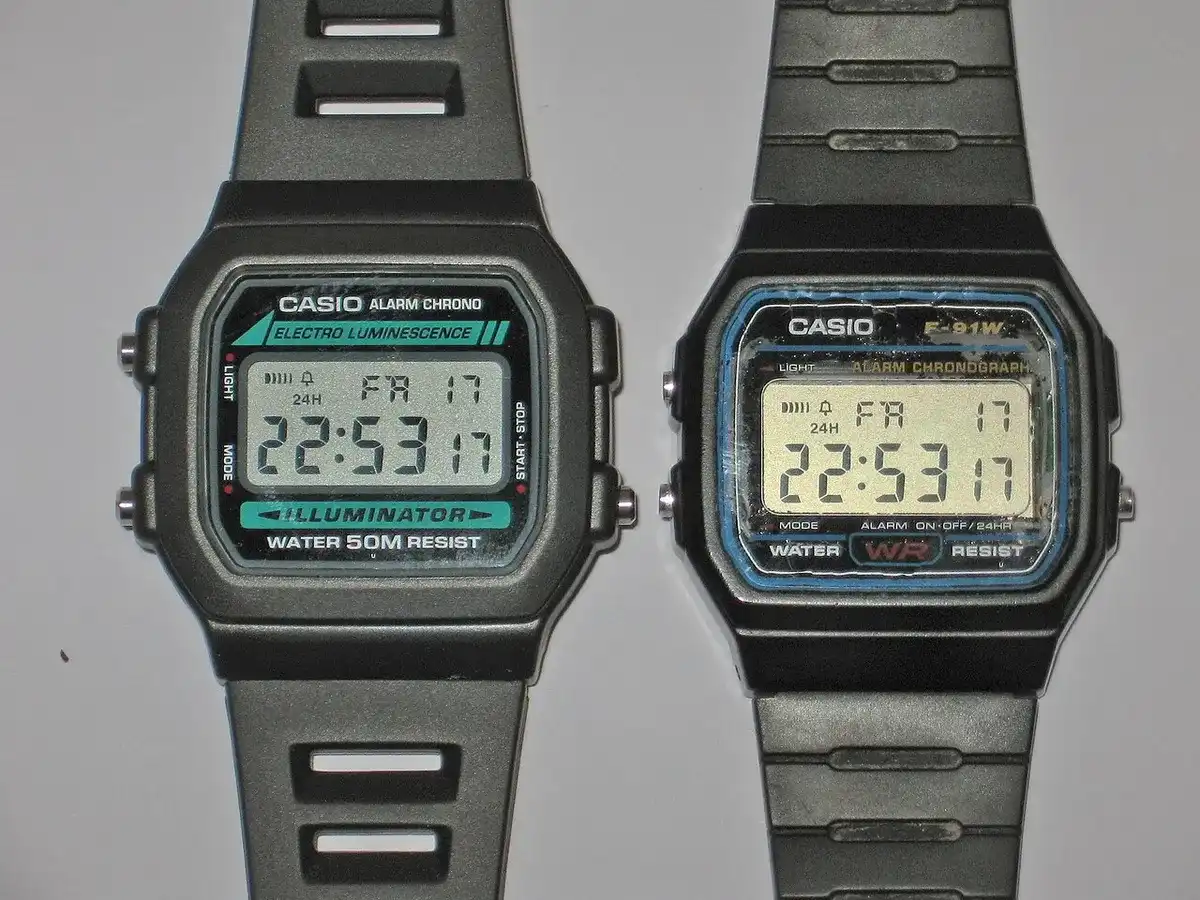 Dos relojes digitales Casio, un W-86 y un F-91W, uno al lado del otro sobre una superficie clara