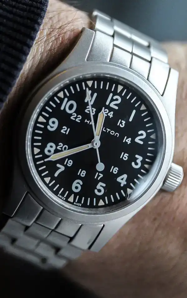 Hamilton Khaki Field Mechanical con esfera negra, números blancos y correa de tela verde