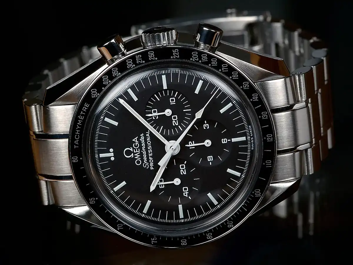 Omega Speedmaster Professional con esfera negra, tres subesferas de cronógrafo y bisel taquimétrico