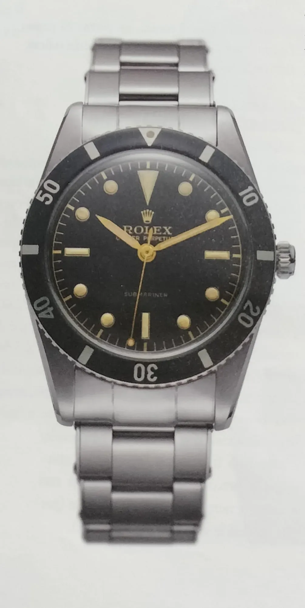 Rolex Submariner de 1953 con esfera negra y bisel giratorio, expuesto en una vitrina