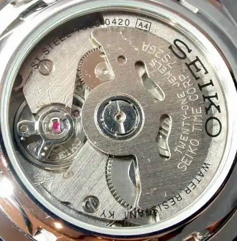 Movimiento automático Seiko 7S26 visto por el fondo transparente de la caja, con el rotor y los engranajes