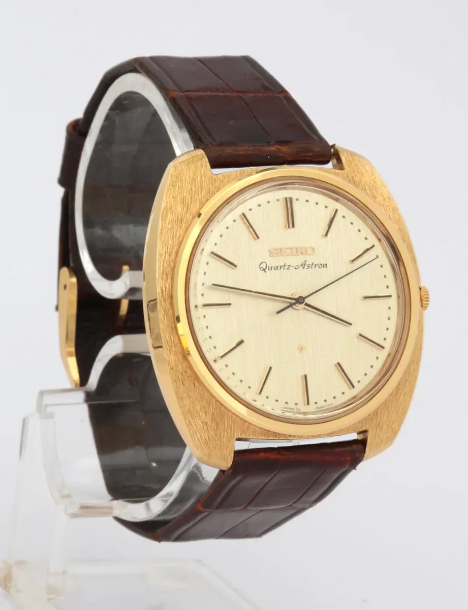 Seiko Quartz Astron de 1969 con caja de oro y esfera dorada, expuesto en un museo